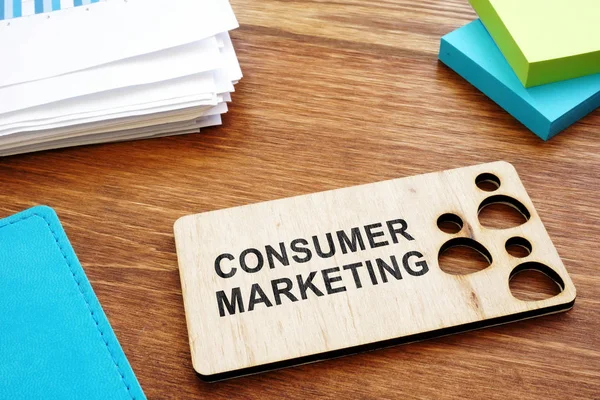Panneau de marketing des consommateurs sur une assiette et un rapport d'entreprise . — Photo