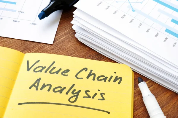 Signo de análisis de la cadena de valor y pila de documentos . — Foto de Stock