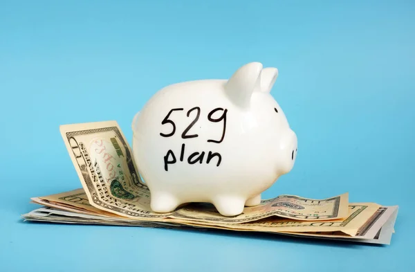Plan de ahorro de la universidad 529. Dinero y alcancía . — Foto de Stock