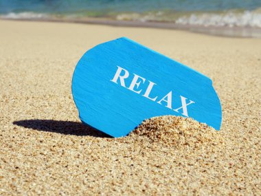 Zihin rahatlığı konsepti. Sahilde ahşap tabela.