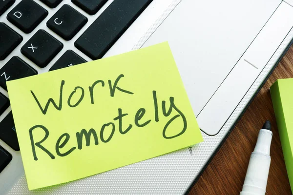 Trabajo Remotamente memo stick. Ordenador portátil para trabajo remoto . —  Fotos de Stock