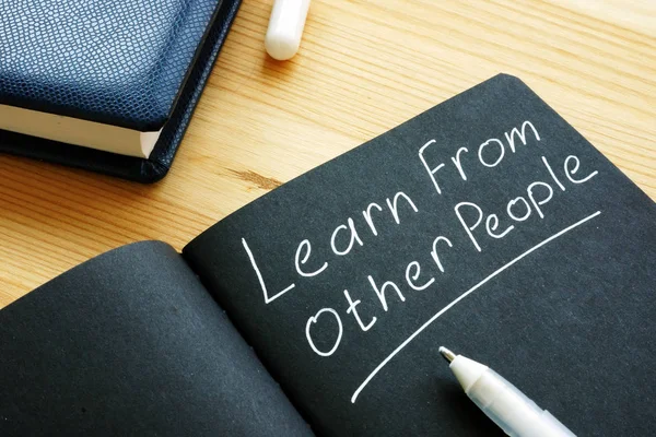 Aprenda com outras pessoas a assinar a nota. Motivação de aprendizagem . — Fotografia de Stock