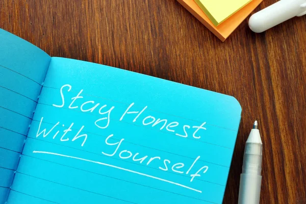 Bleiben Sie ehrlich zu sich selbst Worte im Tagebuch. — Stockfoto