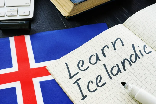 Aprender islandés escrito en una página y bandera . — Foto de Stock