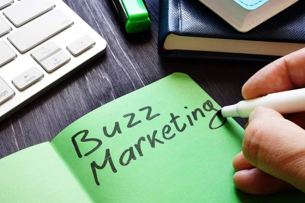 Buzz marketing escrito pelo comerciologista na nota . — Fotografia de Stock