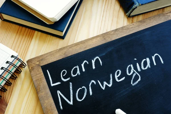 Aprender noruego escrito en la pizarra . — Foto de Stock