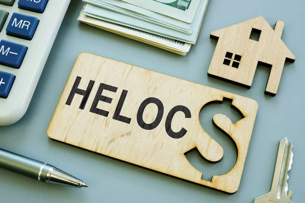 Деревянная доска со знаком HELOC Home Equity Line of Credit . — стоковое фото