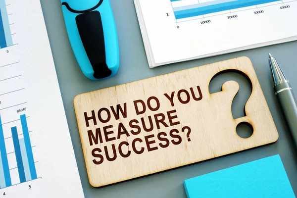Hur mäter du framgång skriftlig skylt och affärsrapport med KPI. — Stockfoto