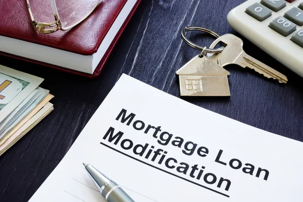 Contrato de modificação de empréstimo hipotecário e chaves de casa . — Fotografia de Stock
