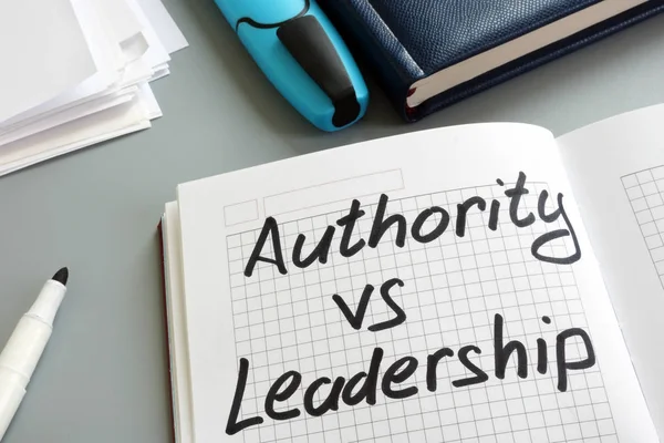 Autorité vs Leadership signe dans le carnet. Types de gestion . — Photo