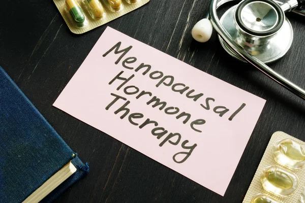 Hormonální terapie MHT s nápisem a prášky. — Stock fotografie