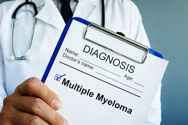 Le médecin tient le diagnostic Myélome multiple . — Photo