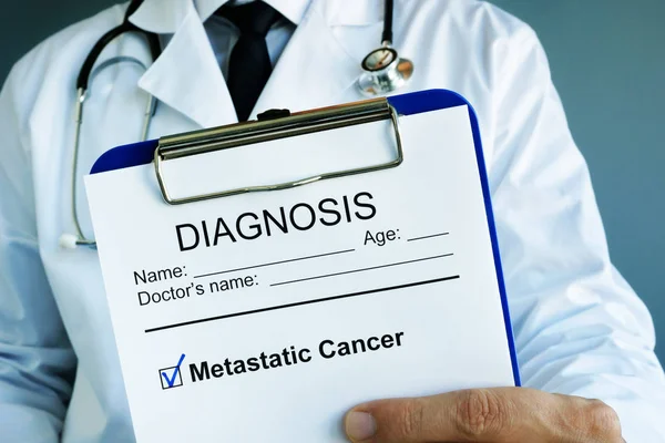 Diagnóstico Cáncer metastásico en forma médica con portapapeles . — Foto de Stock