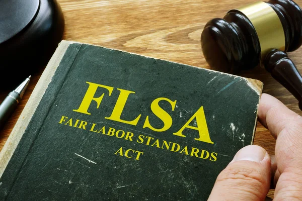 Homem detém FLSA justa lei normas de trabalho . — Fotografia de Stock