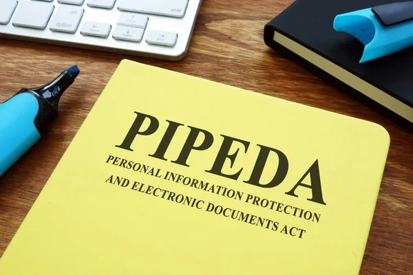 Protección de la información personal y documentos electrónicos actúan PIPEDA en el escritorio . — Foto de Stock