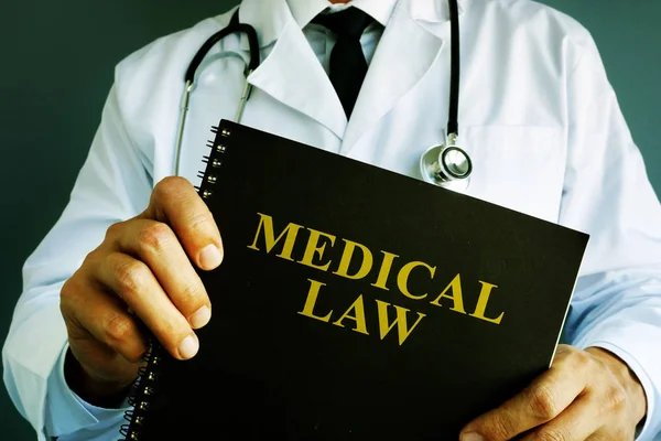 Doktor drží lékařské právo. — Stock fotografie