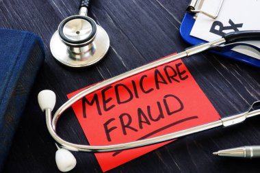 Medicare dolandırıcılık işareti ve kağıtları ile stetoskop.