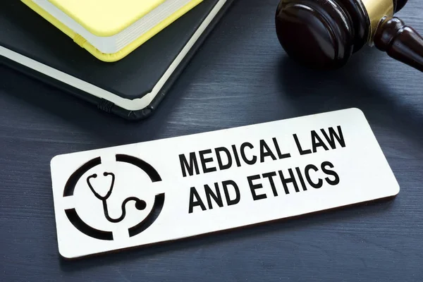 Plate with sign Medical law and ethics. — Stock Photo, Image