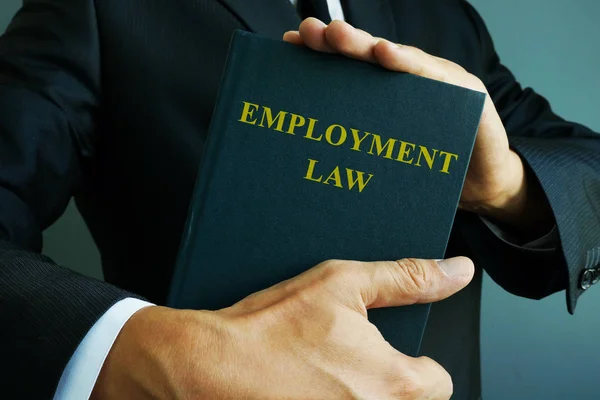Εργατικό δίκαιο στα χέρια ενός επιχειρηματία. — Φωτογραφία Αρχείου
