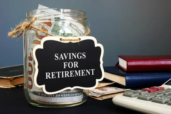 Oszczędności na emeryturę znak na słoiku z pieniędzmi. — Zdjęcie stockowe