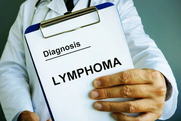 Médecin tient Diagnostic Lymphome . — Photo