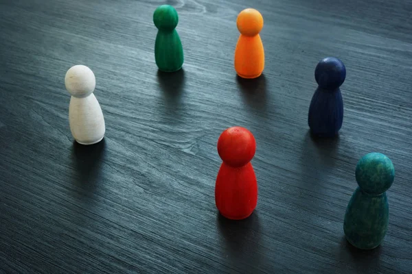 Πολυμορφία και ένταξη για την επιχειρηματική έννοια. Χρωματιστά αγαλματάκια στο γραφείο. — Φωτογραφία Αρχείου