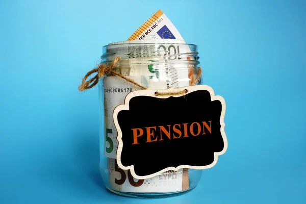 Jar med tecken pension och europeisk valuta euro som besparingar för pensionering i Europa. — Stockfoto