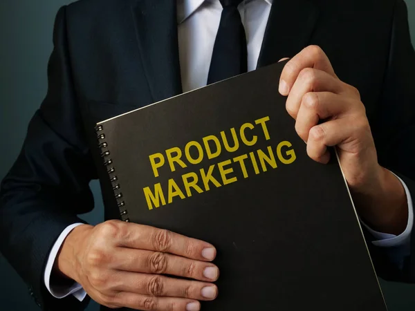 Produktmarketingplan in den Händen des Geschäftsmannes. — Stockfoto