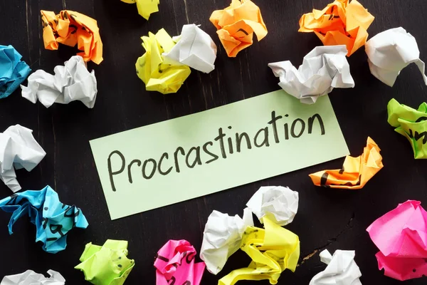 Procrastination teken en gekleurde papieren ballen. — Stockfoto