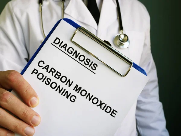 Doctor holds diagnosis Carbon monoxide poisoning. — Stock Photo, Image