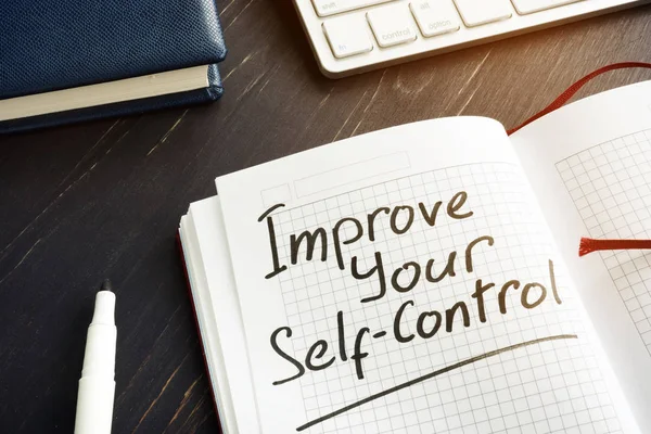 Verbesserung der Selbstkontrolle im roten Notizbuch. — Stockfoto