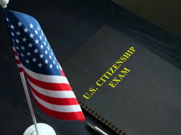 Prova d'esame di cittadinanza USA e bandiera USA . — Foto Stock