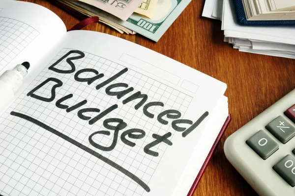 Расчеты сбалансированного бюджета в блокноте . — стоковое фото