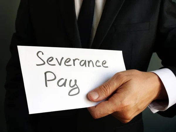 Severance Pay написано на конверте с деньгами . — стоковое фото
