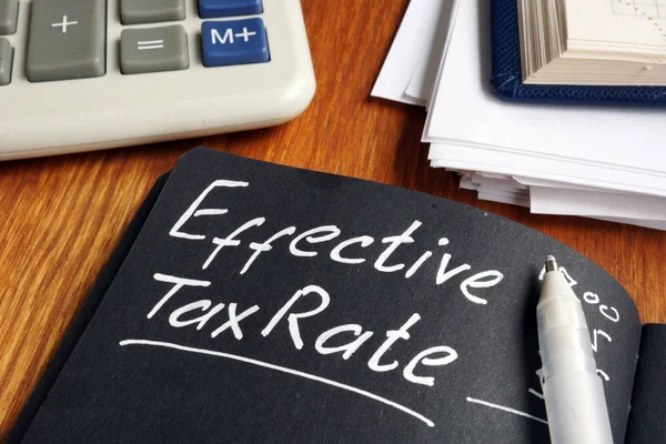 Effectieve belastingtarief concept. Stapel papier op een bureau. — Stockfoto