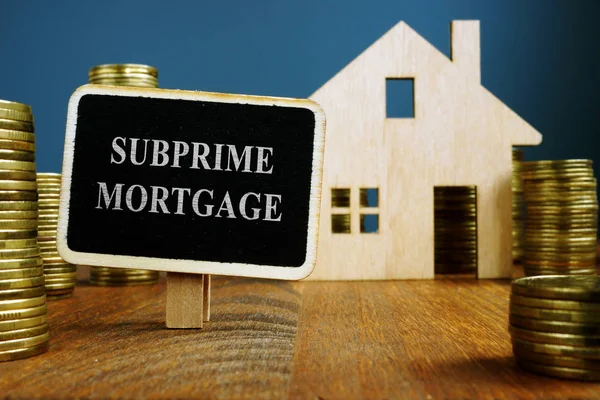 Placa hipotecaria subprime y modelo de hogar . —  Fotos de Stock