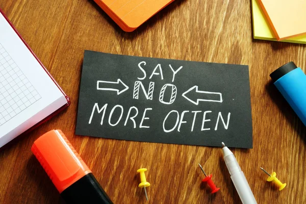 Aprenda a dizer não mais frequentemente assinar no pedaço de papel . — Fotografia de Stock