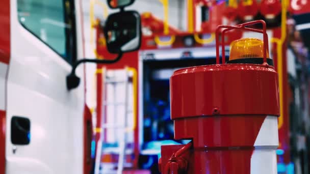 Миготливі Вогні Пожежного Двигуна Крупним Планом Червона Вантажівка Робочими Спалахами — стокове відео
