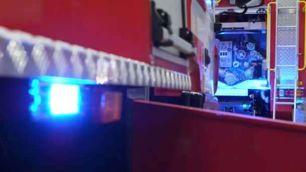Κλείσιμο Των Προειδοποιητικών Φώτων Στο Κόκκινο Πυροσβεστικό Όχημα — Αρχείο Βίντεο