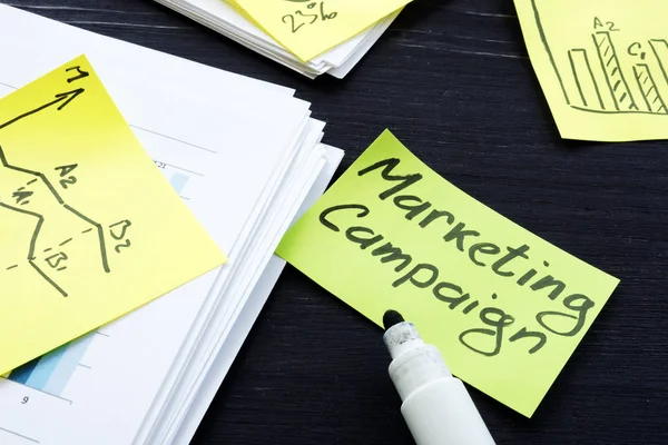 Informe de campaña de marketing con resultados en el escritorio . — Foto de Stock