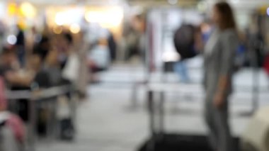 Konferansta iş seminerini sunan dikkatsiz kadın konuşmacı.