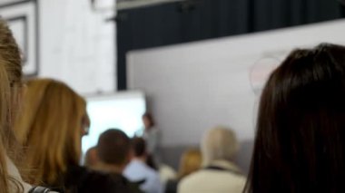 İş Sözcüsü, izleyicilerle konferans hakkında konuşuyor. İş kadını kanepesi eğitim seminerinde..