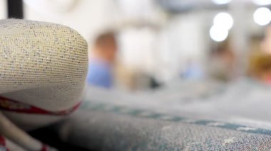 Bir süpermarkette ev arayan ziyaretçilerin olduğu kumaş mağazası.