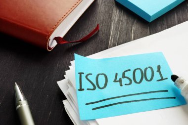 Iso 45001 kağıt parçasına el yazısı.