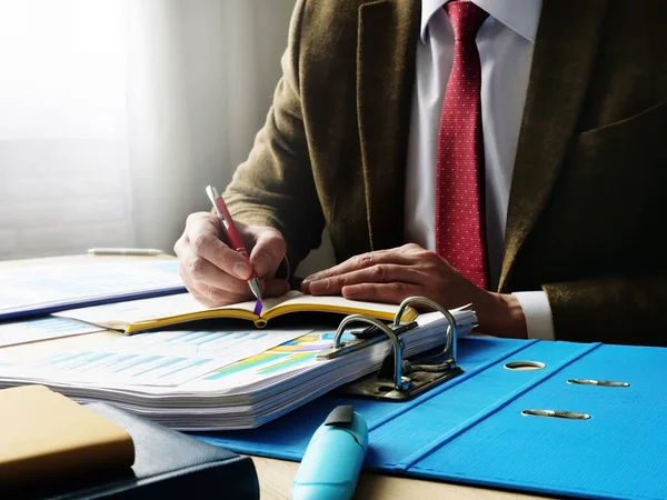 Hombre Negocios Contable Toma Notas Cuaderno Papeleo Con Documentos — Foto de Stock