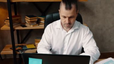 Genç işadamı dizüstü bilgisayar kullanıyor. Ofis işi.