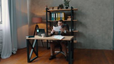 Yorgun bir işadamı işyerinden ofis sandalyesiyle ayrılıyor. Komik durumlar konsepti.