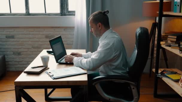 De manager drukt een bericht af op een laptop. Kantoorwerk routine met bedrijfsrapport. — Stockvideo