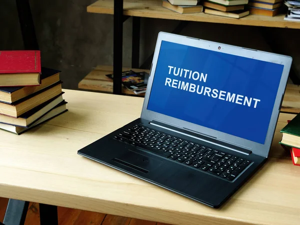 Ноутбук с информацией о возмещении расходов на обучение . — стоковое фото