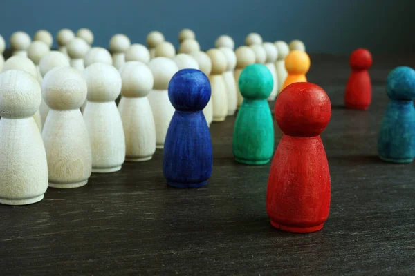 Concetto inclusivo e discriminatorio. Linee di statuette in legno e diverse come simbolo di diversità . — Foto Stock